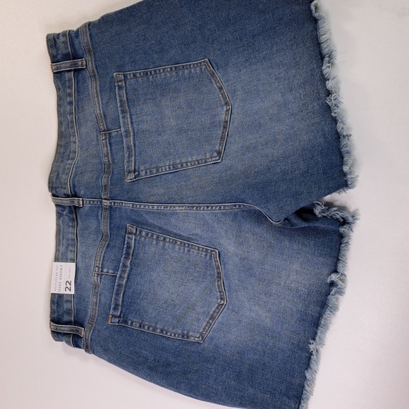 New Lane Bryant Signature Fit Midi Short Mid-Rise Flex Magic Waistband Size 22 - Picture 3 of 13